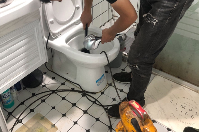 天坛街道疏通下水道