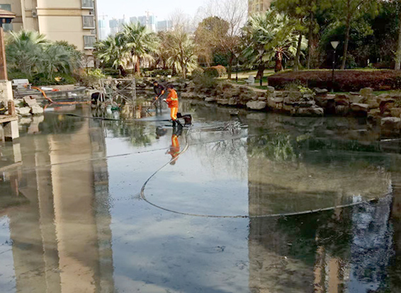 天坛街道景观池淤泥清理