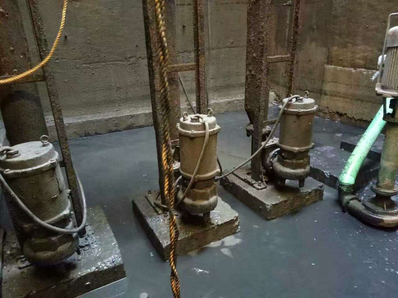 天坛街道污水池清理